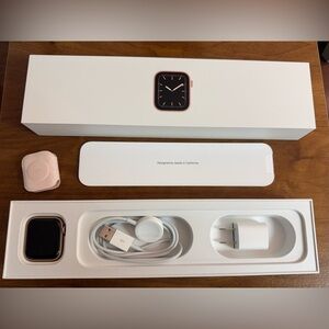 Apple Watch Series 5 GPS, 40MM Gold
